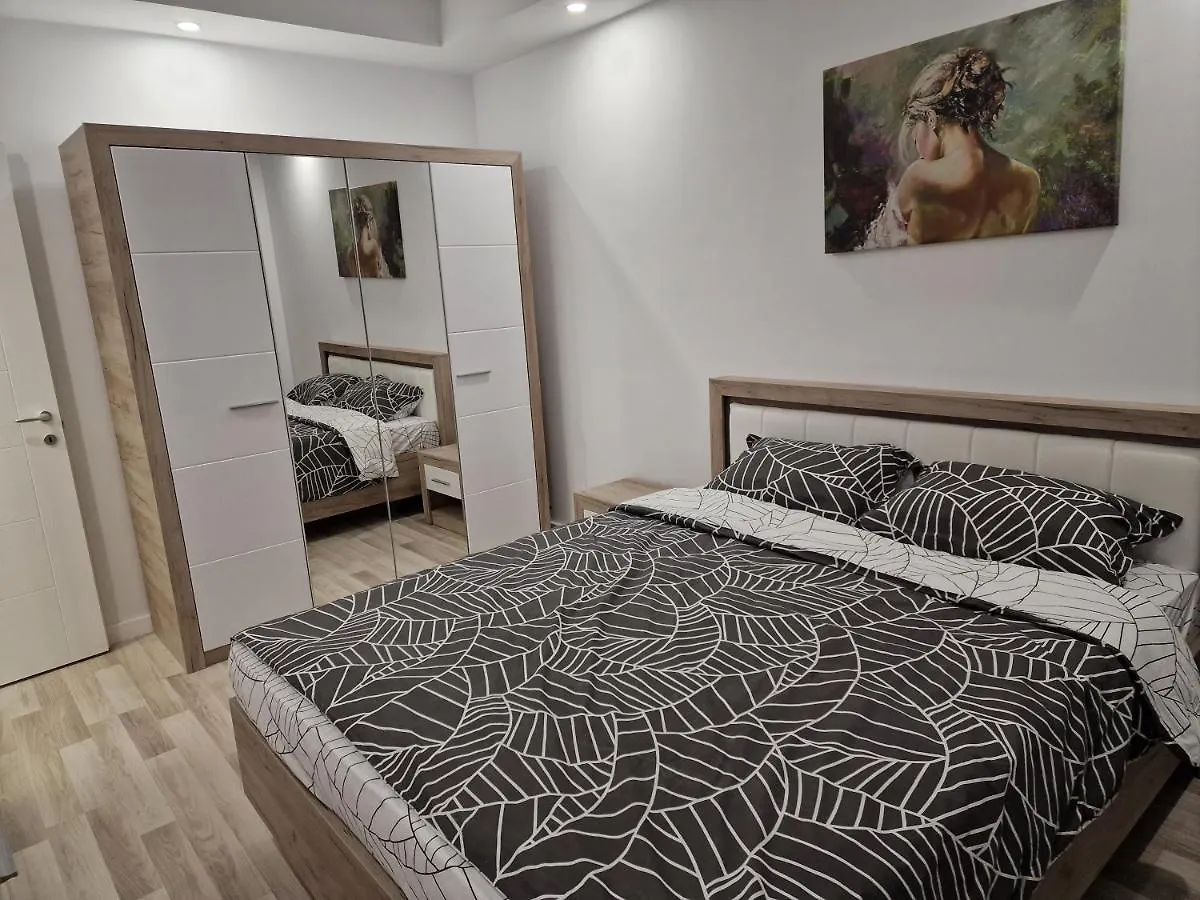 Golden Cosmopolis Apartment Cretuleasca