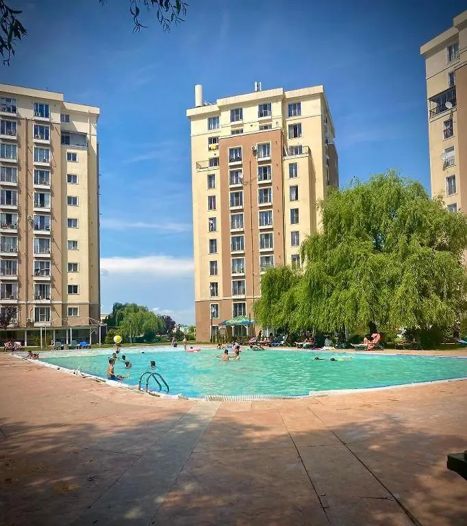 Golden Cosmopolis Apartment Cretuleasca